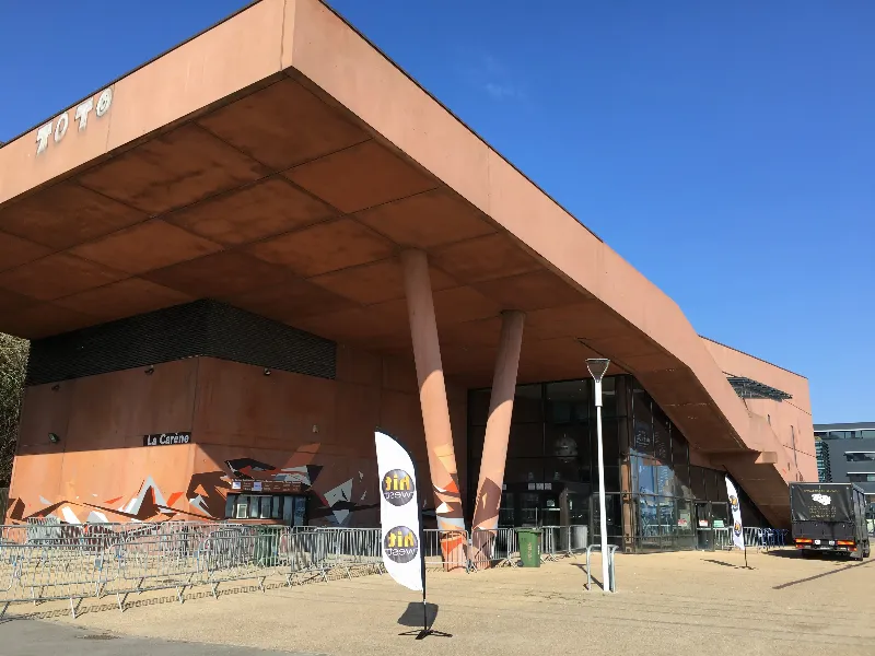 Un artiste en studio d’enregistrement créant un hit des musiques